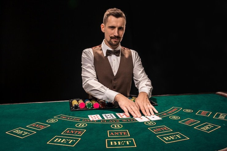 Pemain Texas Poker di meja fafa877 menganalisis kartu komunitas dan membuat keputusan strategis